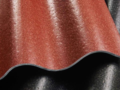 Langlebige, recyclebare Profilplatten in stilvollem Rot und Schwarz für Fassadenverkleidungen mit ausgezeichneter Haltbarkeit