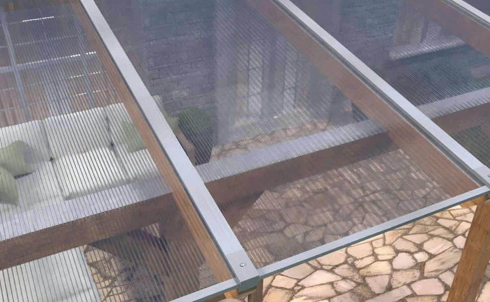 Klare Stegplatten mit Aluminium-Verlegeprofilen auf einer Terrassenüberdachung, die Eleganz und Funktionalität vereint